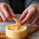 장인의 손길로 비누를 만드는 모습